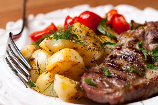 Hacksteak mit Zigeunersoße &amp; Bratkartoffeln - Fleischerei Borstendorf