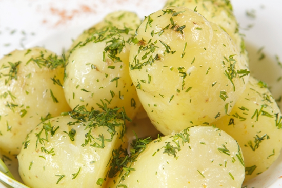 Kartoffeln mit Kräuterquark, Leberwurst und Butter