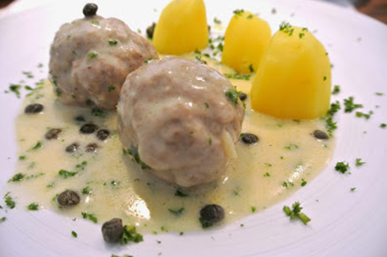 Königsberger Klopse mit Kartoffeln & Krautsalat